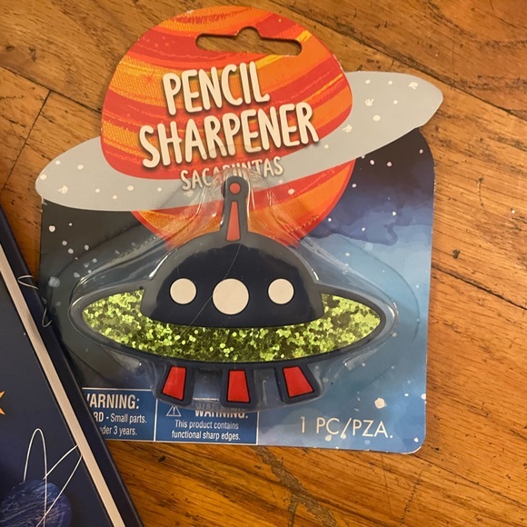 Space notebook and pencil sharpener combo - Picture 5 of 6